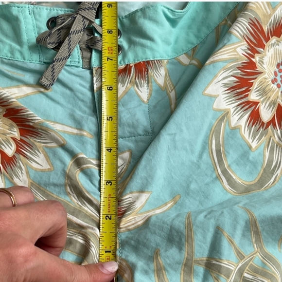 Women's Patagonia wavefarer board shorts - Picture 9 of 10